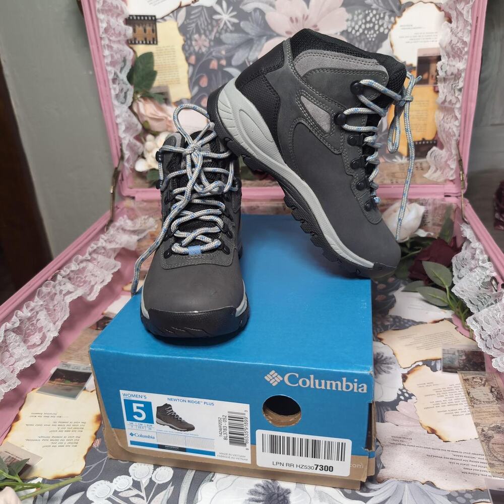 Columbia womens grey hiking boots size 5 brand new